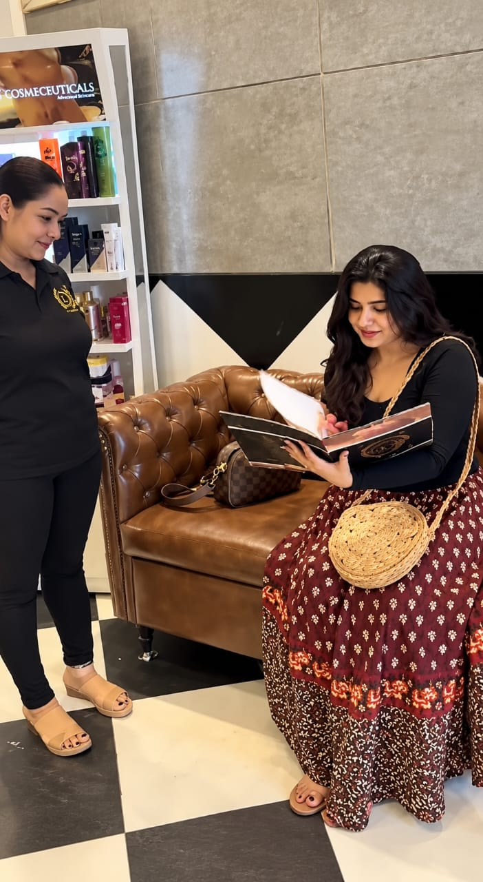 Client browsing a salon catalogue with a Laséa team member